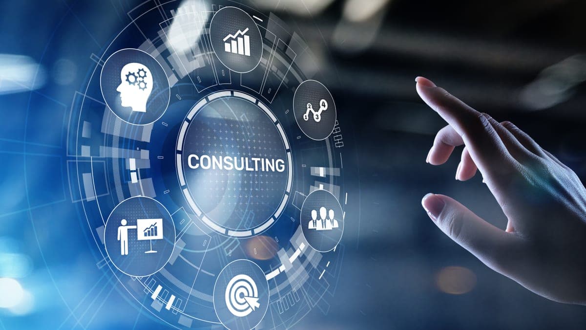 Hand tippt auf ein virtuelles Consulting-Interface mit Symbolen für Strategie und Analyse, Sinnbild für geförderte Digitalisierungsberatung im Mittelstand
